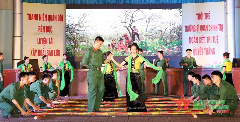 Ngày nghỉ cùng vui múa, hát tập thể